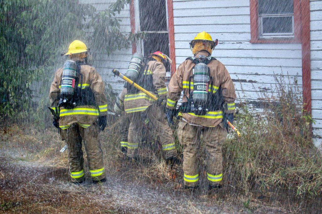 Washington state fires destroy hundreds of structures and force Spokane