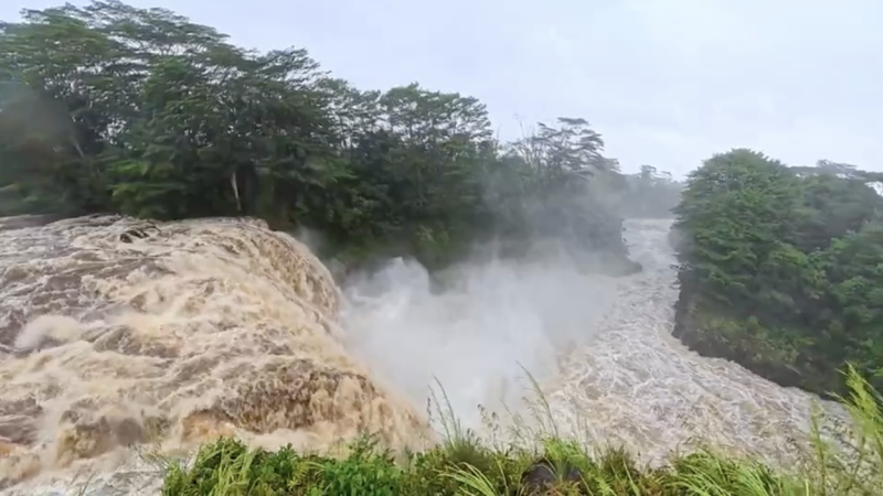 1 dead, thousands without power as Tropical Storm Lala lashes Hawaii
