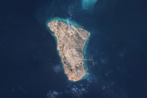 U.S. attacks 3 Iranian oil tankers after missiles target Navy warships