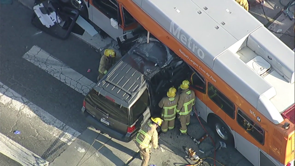 Driver arrested on murder charge, 2 deceased victims ID’d after SUV slams into bus in Chatsworth
