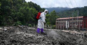 Smell of death hangs over rescue efforts in Nepal as deaths pass 1,000