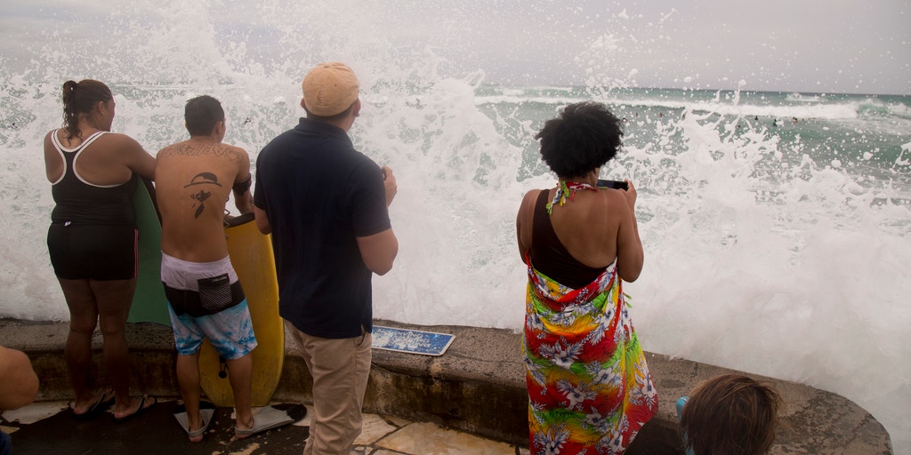 Powerful Category 3 Hurricane Lowell barrels toward Hawaii, prompting Hurricane Warning for Kauaʻi